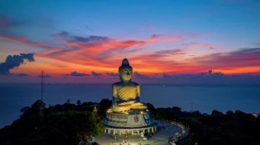 Phuket Büyük Buda 'nın güzel alacakaranlık manzarası Phuket Büyük Buda' nın 360 derece manzarası seyahat ve dini fikirler için video klipleri koyu mavi gökyüzü arka planında inanılmaz kırmızı bulut.