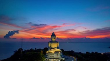Phuket Büyük Buda 'nın güzel alacakaranlık manzarası Phuket Büyük Buda' nın 360 derece manzarası seyahat ve dini fikirler için video klipleri koyu mavi gökyüzü arka planında inanılmaz kırmızı bulut.