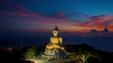 Phuket Büyük Buda 'nın güzel alacakaranlık manzarası Phuket Büyük Buda' nın 360 derece manzarası seyahat ve dini fikirler için video klipleri koyu mavi gökyüzü arka planında inanılmaz kırmızı bulut.