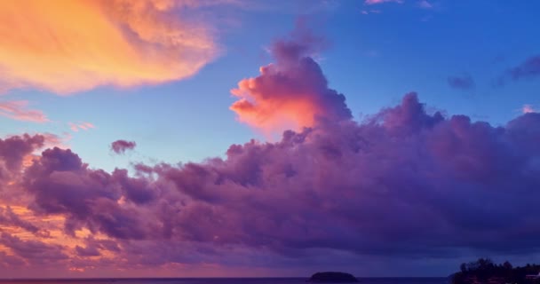 Renkli Romantik Gökyüzünün Hava Manzarası Parlak Renkli Bulutlar Adanın Üzerinde — Stok video