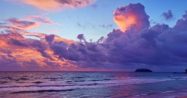 Kata Noi海滩Phuket的空中风景浪漫落日 自然界背景中的天空纹理 具有明亮的五彩斑斓的光芒和其他大气效果的日落 — 图库视频影像