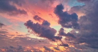 Kata Noi plajı Phuket 'te gün batımında gökyüzünün egzotik görüntüsü. Günbatımının renkli romantik gökyüzü manzarası. Rengi değişmiş. Gökyüzü dokusu. Doğada parlak günbatımı ve seyahat kavramının inanılmaz gökyüzü..