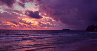 Kata Noi Plajı Phuket 'te hava manzaralı romantik gün batımı. soyut renkli bulutlar doğada gökyüzü dokusu. Parlak renkli ışık ışınları ve diğer atmosferik etkilerle gün batımı..