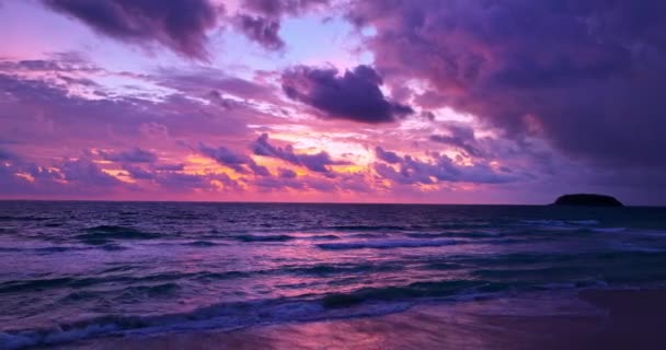 Vista Aérea Exótico Cielo Colorido Puesta Sol Brillante Playa Kata — Vídeos de Stock