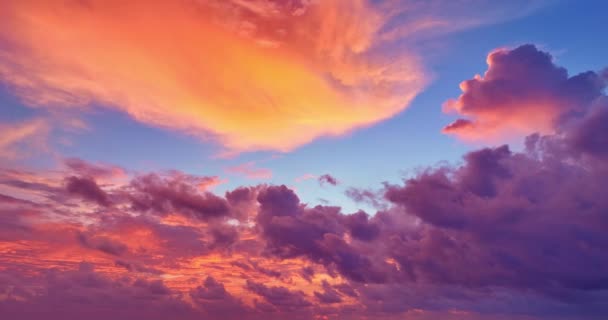 色彩艳丽的多彩多姿的云彩 日落时分美丽的天空在岛上的自然和旅游理念 令人惊奇的五彩斑斓的云彩背景 — 图库视频影像