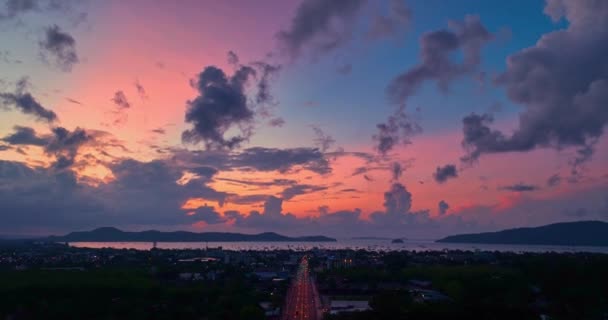 上空から空への空中風景光Chalong Gul 夕暮れ時に空を通して素晴らしいピンクの光空のテクスチャ — ストック動画