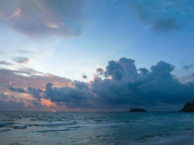 Kata Noi Plajı Phuket 'te hava manzaralı romantik gün batımı.