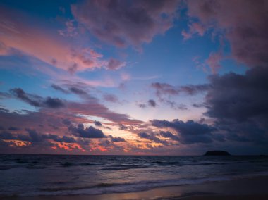 Kata Noi Plajı Phuket 'te hava manzaralı romantik gün batımı.