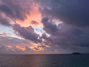 Kata Noi Plajı Phuket 'te hava manzaralı romantik gün batımı.