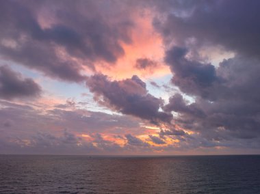 Kata Noi Plajı Phuket 'te hava manzaralı romantik gün batımı.