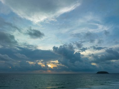 Kata Noi Plajı Phuket 'te hava manzaralı romantik gün batımı.