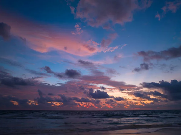 空撮シーンロマンチックな夕日でカタ ノイビーチ プーケット — ストック写真