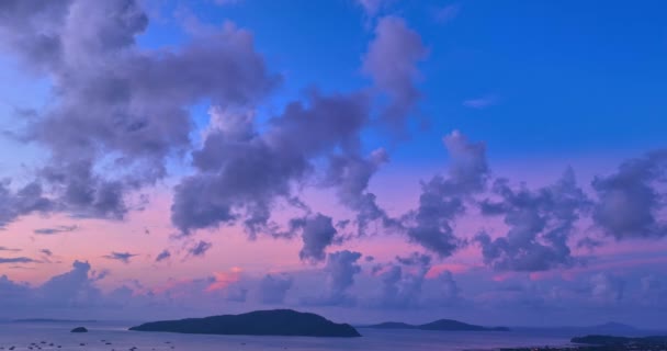 Vista Aérea Paisagem Luz Através Céu Acima Chalong Gulf Amazing — Vídeo de Stock