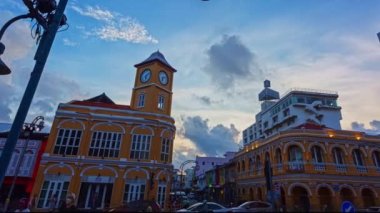 Phuket, Tayland - 2 Nisan 2023: Phuket şehrinin simgelerinden biri olan saat kulesinin üzerindeki renkli günbatımında inanılmaz gökyüzünün zaman aşımı.