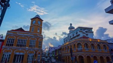 Saat kulesinin üzerindeki renkli günbatımında muhteşem bir gökyüzü. Phuket, Tayland-Mayıs, 20.2023: Phuket şehrinin bir simgesi..