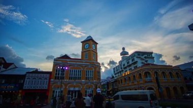 Phuket, Tayland - 2 Nisan 2023: Phuket şehrinin simgelerinden biri olan saat kulesinin üzerindeki renkli günbatımında inanılmaz gökyüzünün zaman aşımı.