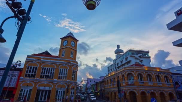 泰国普吉市 2023年4月2日 在普吉市的一座地标塔上方色彩艳丽的落日中 天空飞逝 — 图库视频影像