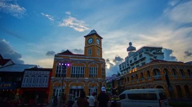 Phuket, Tayland - 2 Nisan 2023: Phuket şehrinin simgelerinden biri olan saat kulesinin üzerindeki renkli günbatımında inanılmaz gökyüzünün zaman aşımı.