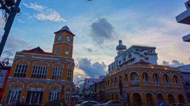 Saat kulesinin üzerindeki renkli günbatımında muhteşem bir gökyüzü. Phuket, Tayland-Mayıs, 20.2023: Phuket şehrinin bir simgesi..
