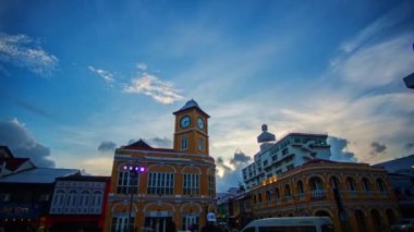 Saat kulesinin üzerindeki renkli günbatımında muhteşem bir gökyüzü. Phuket, Tayland-Mayıs, 20.2023: Phuket şehrinin bir simgesi..