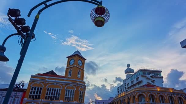 Saat Kulesinin Üzerindeki Renkli Günbatımında Muhteşem Bir Gökyüzü Phuket Tayland — Stok video