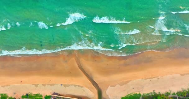 Волны Медленно Уносились Берегу Белые Волны Пены Ярко Зеленом Море — стоковое видео