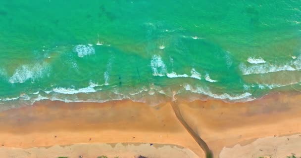 Aerial Top View Waves Slowly Swept Shore White Foam Waves — Stock Video