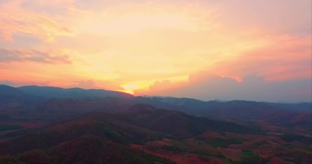 Dağ Tepelerinin Sonundaki Hava Manzaralı Günbatımı Karmaşık Bir Şekilde Sıralanmıştı — Stok video