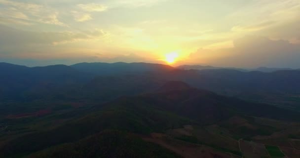Vista Aérea Pôr Sol Final Dos Picos Montanha Que Estão — Vídeo de Stock