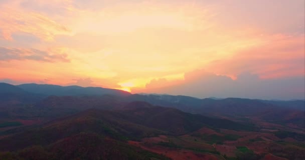 Κεραία Άποψη Ηλιοβασίλεμα Στο Τέλος Των Βουνών Κορυφές Που Είναι — Αρχείο Βίντεο
