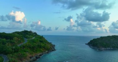 Ya Nui sahilinin etrafındaki turkuaz deniz manzarası turistik alanlarla çevrili Ya Nui plajı yüzmek ve deniz kanosu kullanmak için iyi bir yerdir..