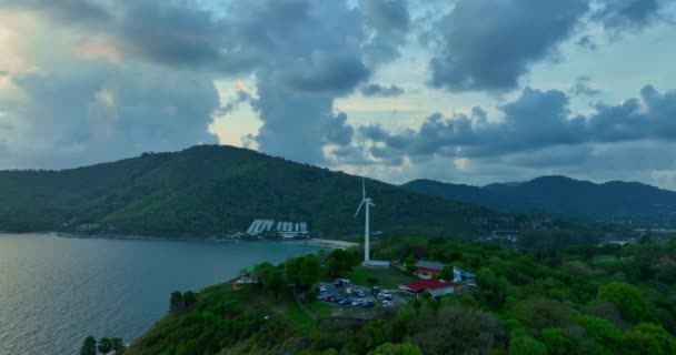 Pemandangan Udara Turbin Angin Saat Matahari Terbenam Langit Biru Tropis — Stok Video