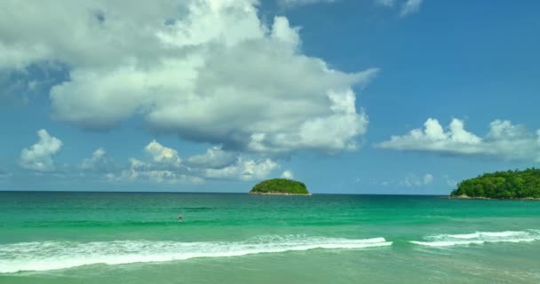 Воздушный Вид Белое Облако Голубом Небе Над Красивым Зеленым Морем — стоковое видео