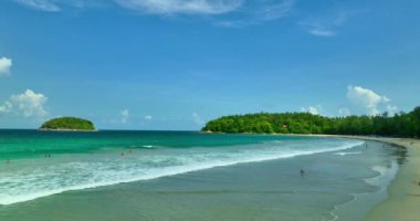Güzel yeşil denizin üzerindeki mavi gökyüzünde hava manzaralı beyaz bulut Kata plajında. Gün batımında adanın üzerinde mavi gökyüzünde manzara bulutu. Yeşil denizdeki yumuşak dalga sahile vurdu. Gökyüzü dokusu arka planda.