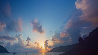 Günbatımında, renkli bulutların içinden geçen çarpıcı bir ışık. Muhteşem gün batımı ya da gün doğumu manzarası İnanılmaz bir gökyüzü. 
