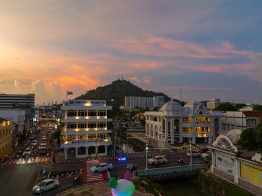 Yayın Phuket, Tayland-Mayıs, 20.2023: zaman atlamalı aydınlatma, Phuket şehrinde antik bir bina olduğunu gösteriyor Phuket 'in eski kentindeki Sino-Portekiz mimari tarzıyla inanılmaz renkli bir günbatımı..