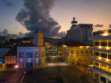 Yayın Phuket, Tayland-Mayıs, 20.2023: zaman atlamalı aydınlatma, Phuket şehrinde antik bir bina olduğunu gösteriyor Phuket 'in eski kentindeki Sino-Portekiz mimari tarzıyla inanılmaz renkli bir günbatımı..