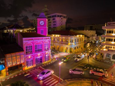 Yayın Phuket, Tayland-Mayıs, 20.2023: zaman atlamalı aydınlatma, Phuket şehrinde antik bir bina olduğunu gösteriyor Phuket 'in eski kentindeki Sino-Portekiz mimari tarzıyla inanılmaz renkli bir günbatımı..