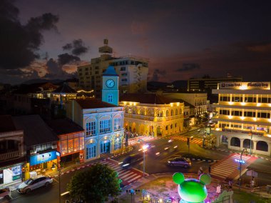 Yayın Phuket, Tayland-Mayıs, 20.2023: zaman atlamalı aydınlatma, Phuket şehrinde antik bir bina olduğunu gösteriyor Phuket 'in eski kentindeki Sino-Portekiz mimari tarzıyla inanılmaz renkli bir günbatımı..