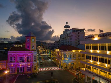 Yayın Phuket, Tayland-Mayıs, 20.2023: zaman atlamalı aydınlatma, Phuket şehrinde antik bir bina olduğunu gösteriyor Phuket 'in eski kentindeki Sino-Portekiz mimari tarzıyla inanılmaz renkli bir günbatımı..