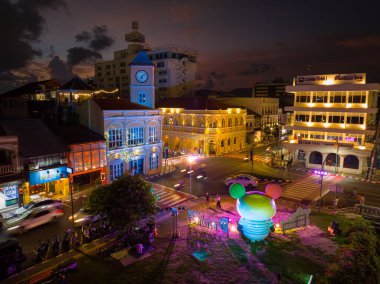 Yayın Phuket, Tayland-Mayıs, 20.2023: zaman atlamalı aydınlatma, Phuket şehrinde antik bir bina olduğunu gösteriyor Phuket 'in eski kentindeki Sino-Portekiz mimari tarzıyla inanılmaz renkli bir günbatımı..