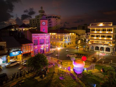 Yayın Phuket, Tayland-Mayıs, 20.2023: zaman atlamalı aydınlatma, Phuket şehrinde antik bir bina olduğunu gösteriyor Phuket 'in eski kentindeki Sino-Portekiz mimari tarzıyla inanılmaz renkli bir günbatımı..