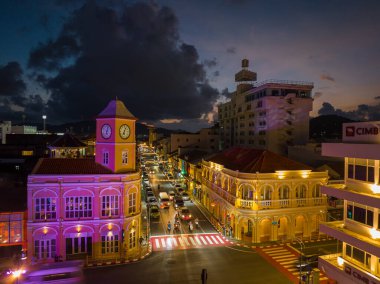 Yayın Phuket, Tayland-Mayıs, 20.2023: zaman atlamalı aydınlatma, Phuket şehrinde antik bir bina olduğunu gösteriyor Phuket 'in eski kentindeki Sino-Portekiz mimari tarzıyla inanılmaz renkli bir günbatımı..