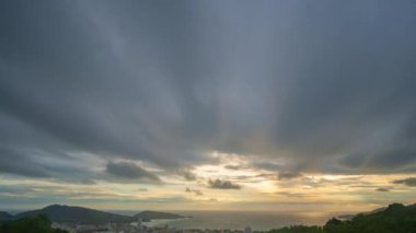 4K zaman aşımı Majestic Sunset ya da Sunrise peyzajı İnanılmaz doğa ışığı bulutlu gökyüzü ve bulutlar hareket ediyor. .renkli gökyüzü günbatımı bulutları. Rengi değişmiş. Gökyüzü dokusu arkaplanı.