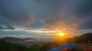 4K zaman aşımı Majestic Sunset ya da Sunrise peyzajı İnanılmaz doğa ışığı bulutlu gökyüzü ve bulutlar hareket ediyor. .renkli gökyüzü günbatımı bulutları. Rengi değişmiş. Gökyüzü dokusu arkaplanı.