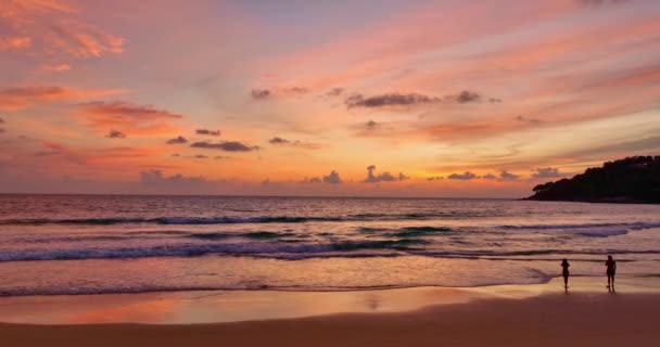在卡隆海滩上空美丽的落日下 鸟瞰着迷人的天空 多彩的云彩的天空结构 真正令人惊奇的全景落日的天空和柔和多彩的云彩 — 图库视频影像