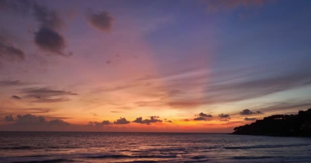 Flygfoto Fantastisk Himmel Söt Solnedgång Ovanför Karon Stranden Phuket Nature — Stockvideo