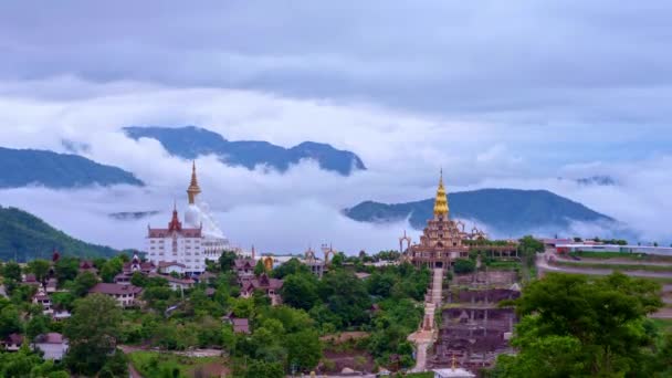 タイムトラブル タイの美しいランドマークと有名なカオホークに座っている仏像 タイのペチョウ ペッチャブン州の周りを移動する驚くべき霧 バックグラウンド — ストック動画