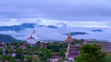 Zaman aşımı. Khao Kho Tepesi 'nde oturan 5 Buda heykeli Tayland' ın güzel ve ünlü simgesi. Tayland 'ın Wat Phachonkeaw Khao Kho Phetchabun bölgesinde inanılmaz bir sis var. sis arkaplanı