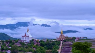 Zaman aşımı. Khao Kho Tepesi 'nde oturan 5 Buda heykeli Tayland' ın güzel ve ünlü simgesi. Tayland 'ın Wat Phachonkeaw Khao Kho Phetchabun bölgesinde inanılmaz bir sis var. sis arkaplanı